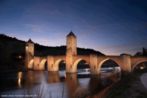 Au delà d’une simple mise en valeur architecturale il s’agira de faire dialoguer la construction avec son environnement, selon une scenographie précise ,tout en paliant aux contraintes de sécurité et en dynamisant la conception par des séquences chromatiques programmées autour de teintes chromatiques en nuances de blancs.