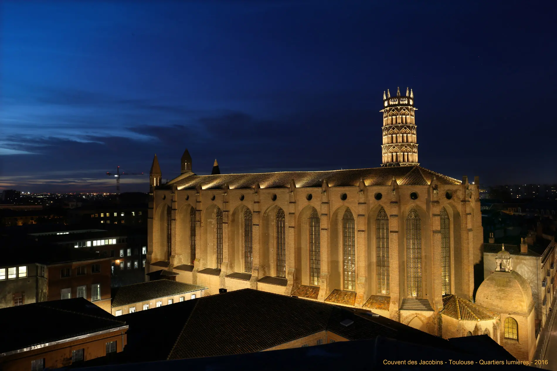 La nouvelle mise en lumière a pour objectif de révéler l’architecture du clocher, dans des tonalités douces et nuancées.