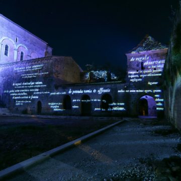 Une volonté de mettre en oeuvre une promenade nocturne, de transformer un espace en le préservant. Inviter les visiteurs à rester dehors les soirs d’été....