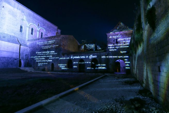 Une volonté de mettre en oeuvre une promenade nocturne, de transformer un espace en le préservant. Inviter les visiteurs à rester dehors les soirs d’été....