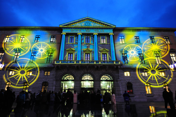 une illustration autonome des heures et des jours qui passent et ainsi proposer au public de tout âge une suite d'événements jusqu'au dernier jour de l'illumination.