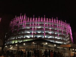 Les fils de lumières se dispersent dans la ville.