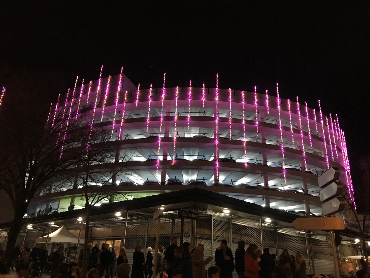 Les fils de lumières se dispersent dans la ville.