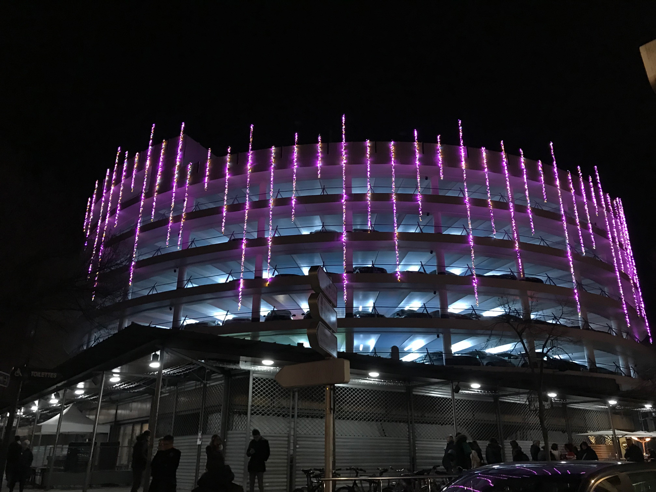 Les étoiles filantes ont laissés derrière elle des lumières scintillantes.