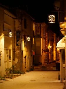 rue d'une ville la nuit avec éclairage par des lanternes de styles et découpes laser