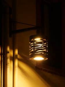 lanterne sur façade avec découpe laser conforme a l'arrété de 2018 sur les nuisances lumineuses