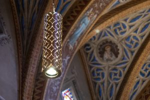 lustre sur mesure dans eglise avec découpe laser