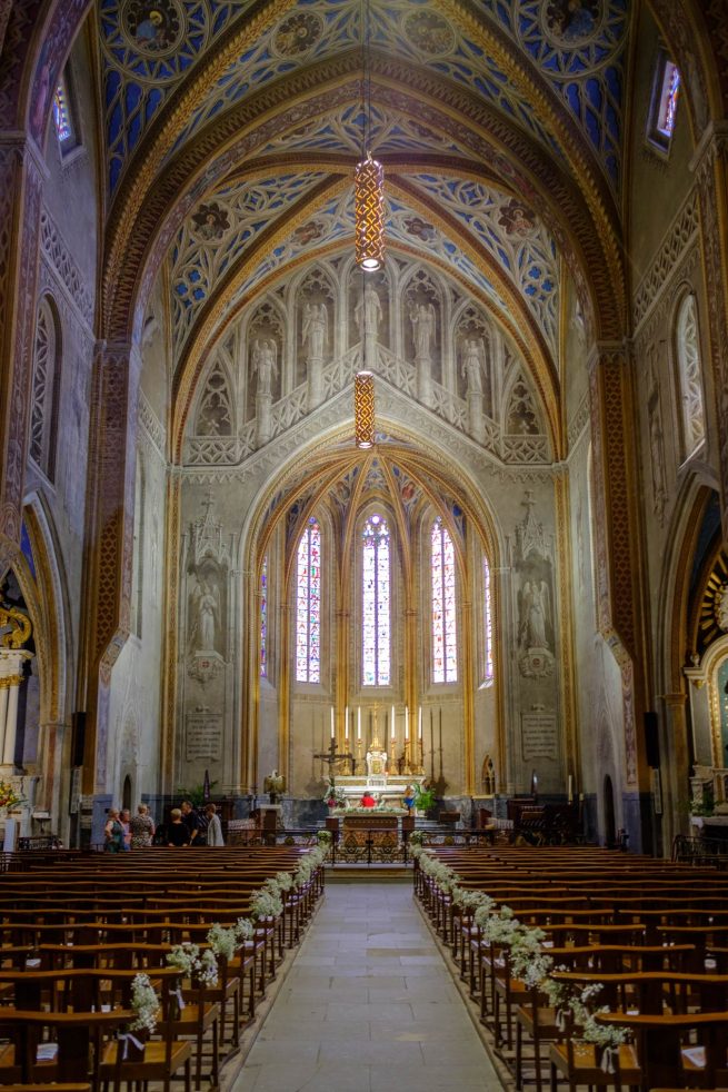 nef de la cathédrale de lavaur avec lustres sur mesure