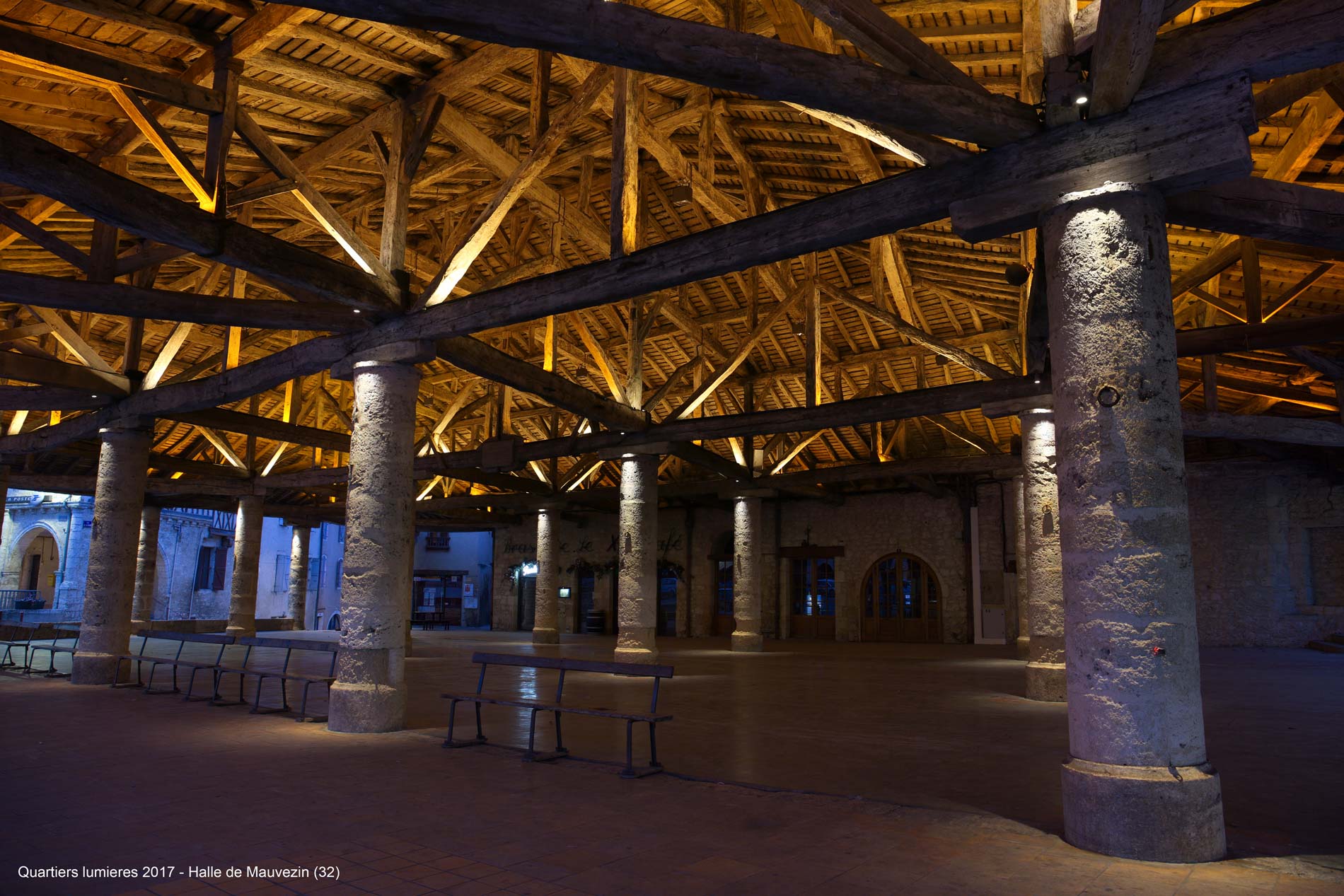Mise en lumière de la halle et de l'église de Mauvezin. Une alliance de températures de couleurs est utilisée afin de mettre lumière cette structure.