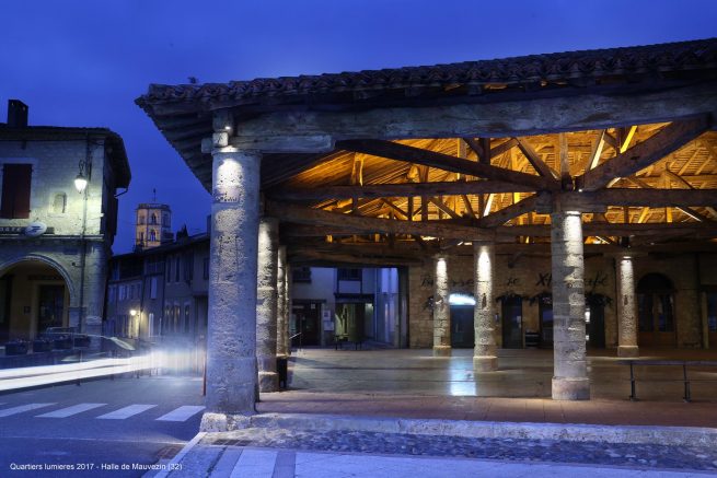 La halle de Mauvezin est un imposant monument aux piliers cylindriques en pierre soutenant une magnifique charpente bois couverte de tuiles.