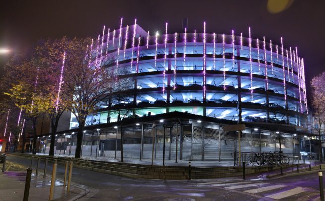 Les couleurs et les mouvements de lumières s’harmonisent pour s’inscrire dans une continuité poétique initée place Esquirol.