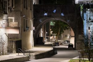 projection d'images gobo sur un pont la nuit a Pau