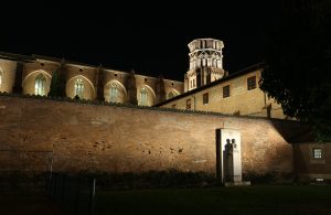Il s’agit d’un éclairage sobre et qualitatif en voile de lumières blanches