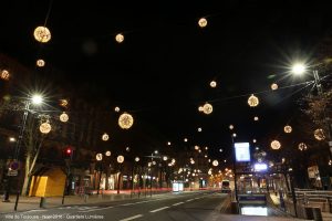 Une pluie de perles célestes dorées, qui le temps d’un noël, vient caresser la ville de Toulouse.