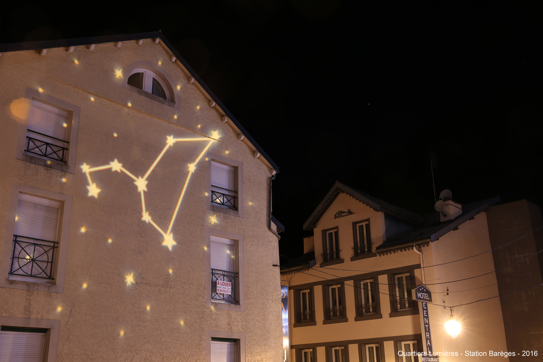 projection de constellation en lumière sur un batiment