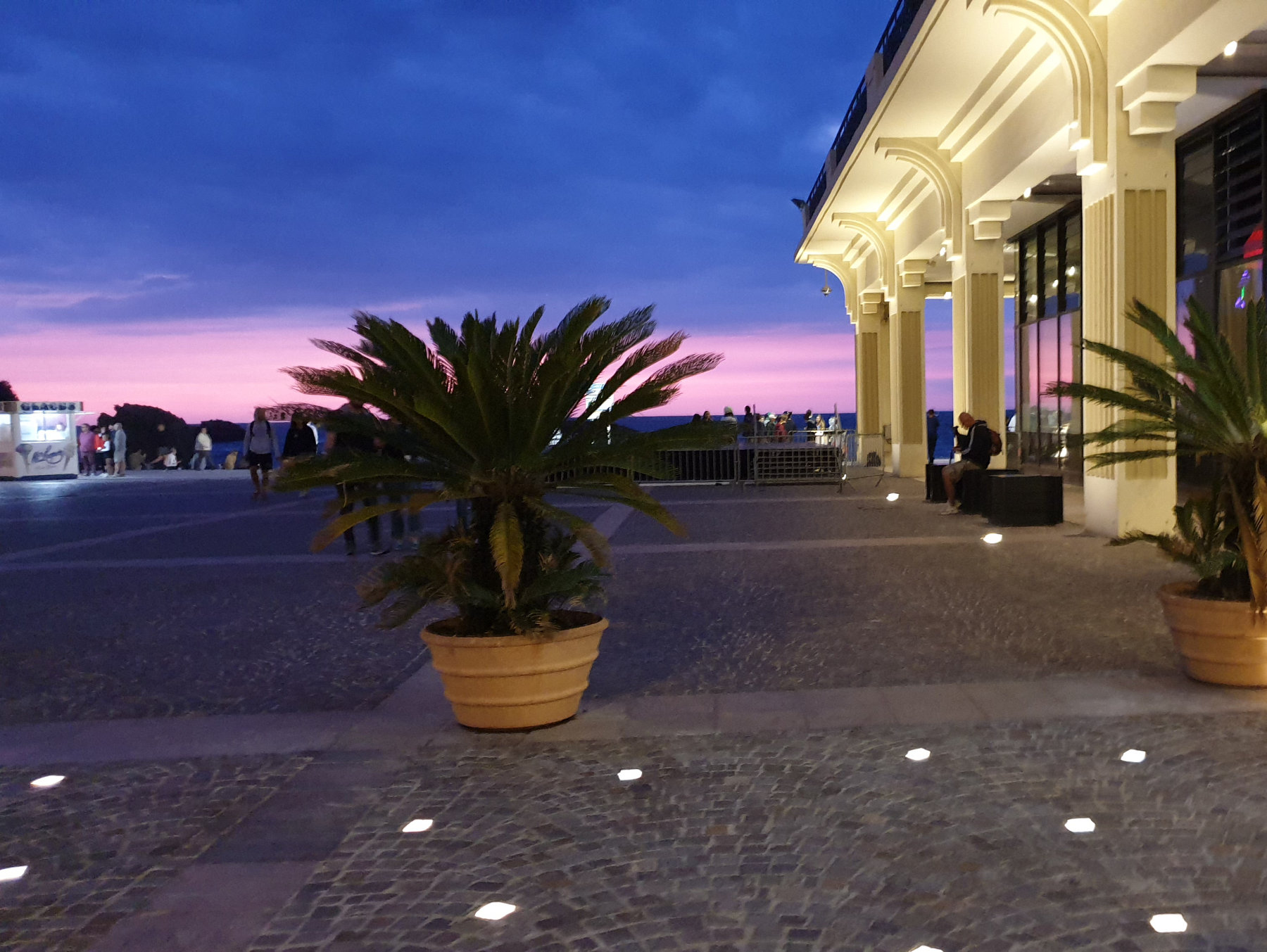 parvis du casino de biarritz avec pavés lumineux