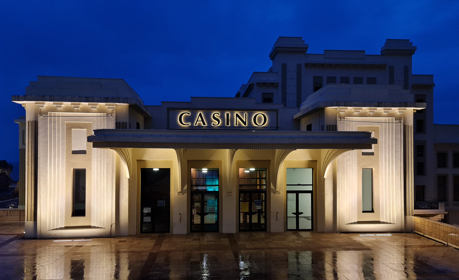 entrée du casino de biarritz avec enseigne lumière