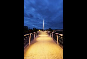 passerelle éclairée de nuit