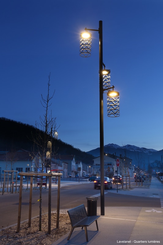 luminaire avec résille rappelant le passé industriel textile de la ville de Lavelanet