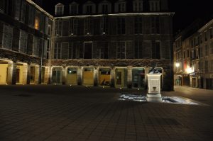 Les éclairages fonctionnels sont issus de lanternes sur console courte en façade tandis que les arcades de la place de la Reine Marguerite sont éclairées d’une lumière blanche.