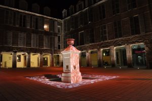 Le mobilier d’éclairage a été dessiné autour de cet esprit et offre une identité diurne et nocturne particulière au travers de projections de gobos «dentelle».