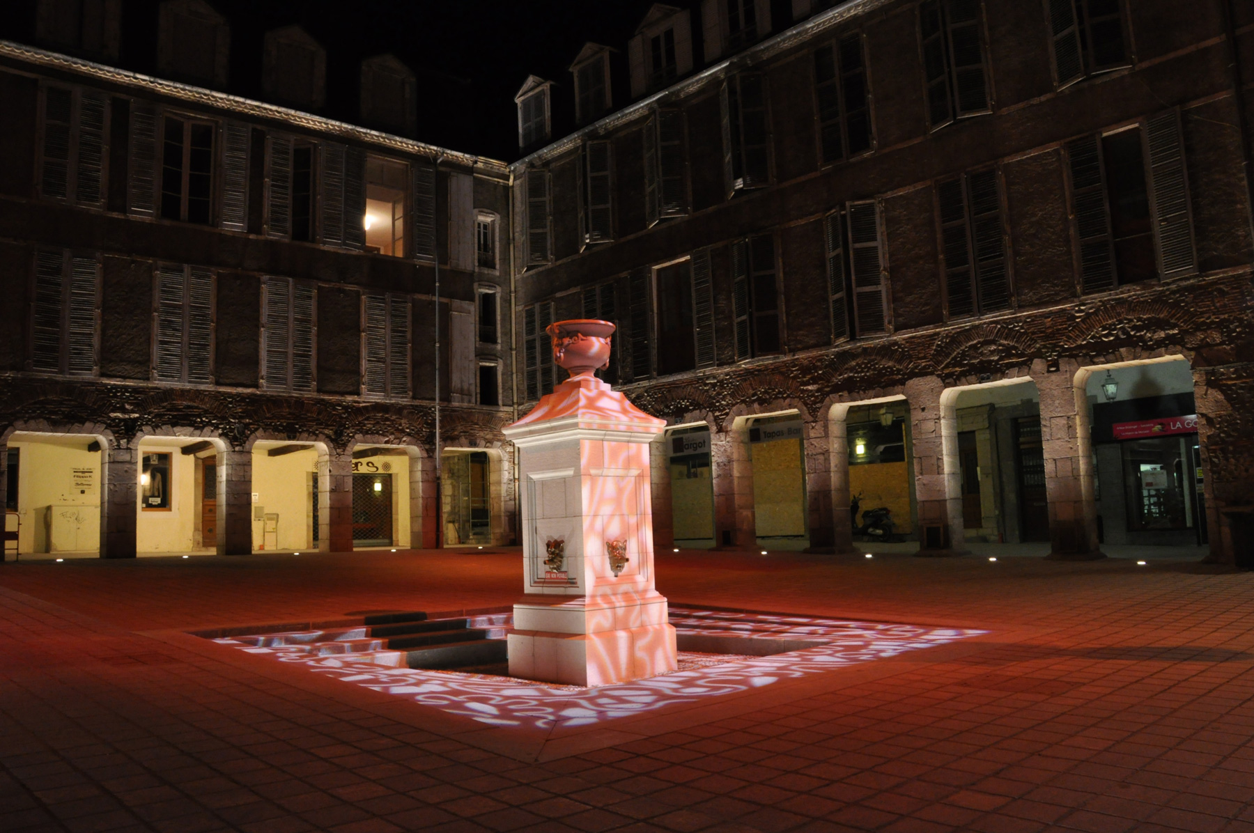 Le mobilier d’éclairage a été dessiné autour de cet esprit et offre une identité diurne et nocturne particulière au travers de projections de gobos «dentelle».