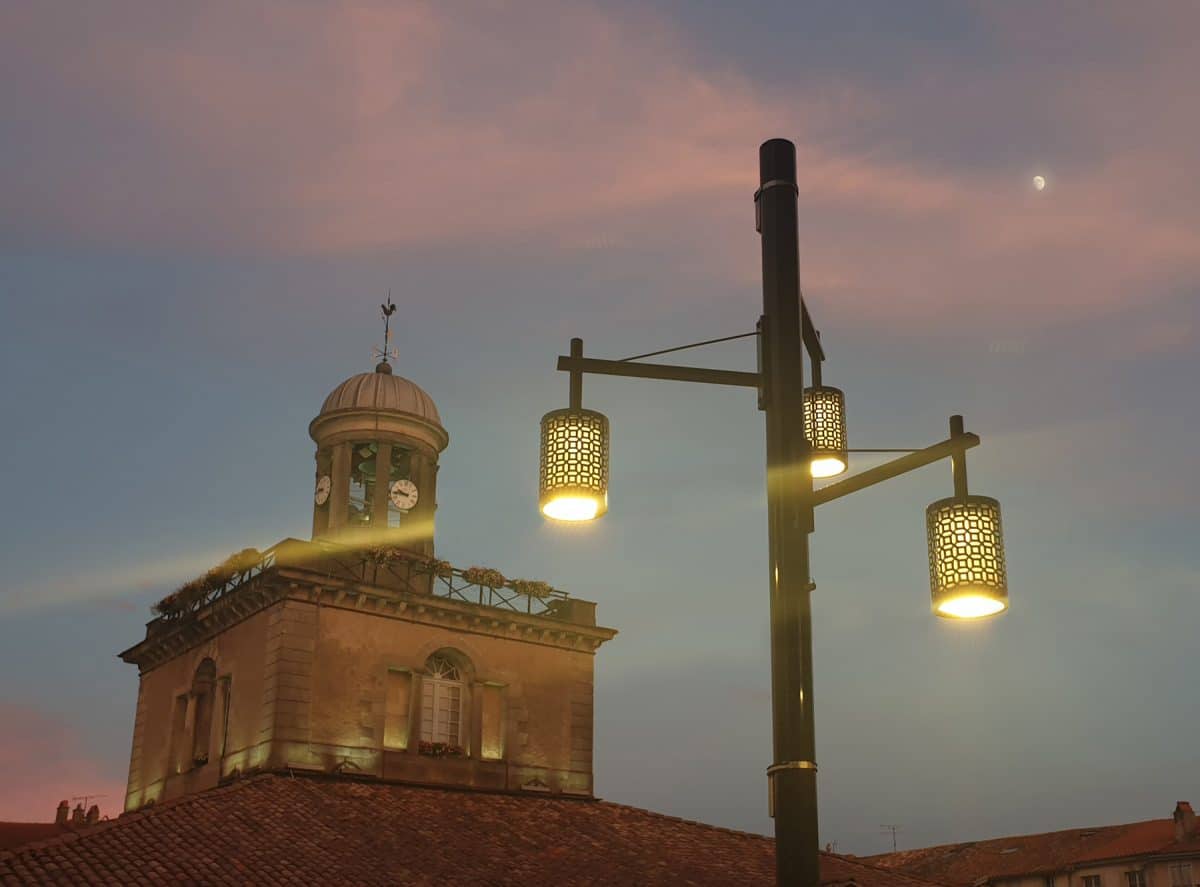 Beffroi de la ville de Revel de nuit