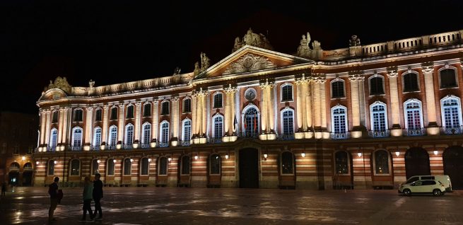 Mise en lumière du Capitole à Toulouse 2019 conception lumière de Quartiers Lumières