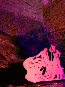 ombres colorées statue vitré paysans