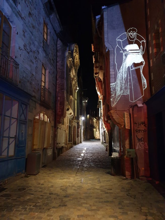 vitré rue avec projection image lumière