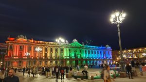 place du capitole à Toulouse aux couleurs LGBT