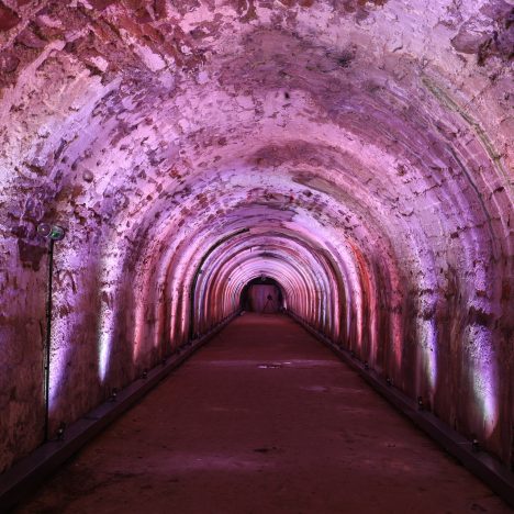 tunnel éclairé avec des teintes de blanc conception lumière