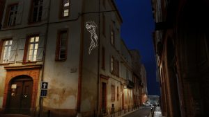 infographie lumière avec projection d'images gobo sur une façade en centre ville