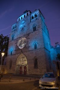 éclairage d'une cathédrale en bleu