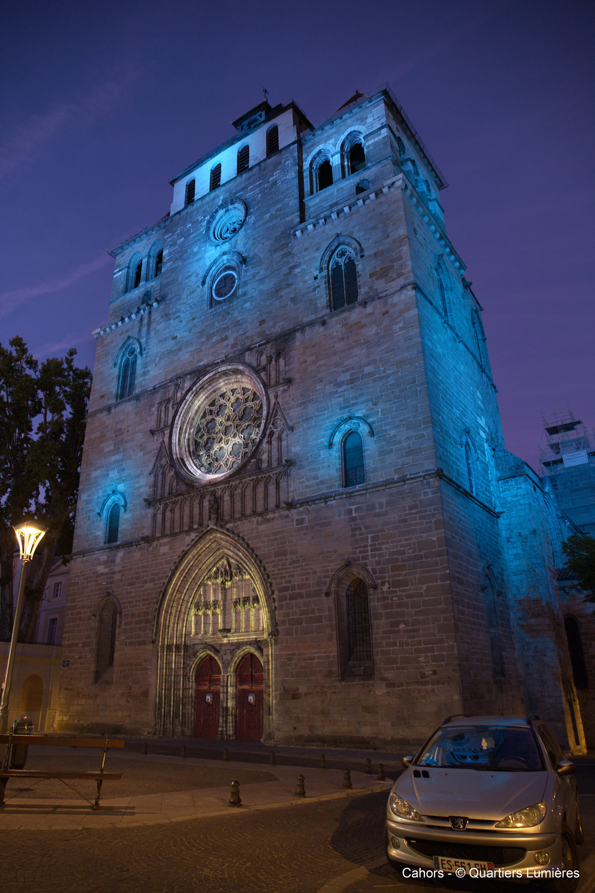 éclairage d'une cathédrale en bleu