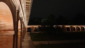 cloitre des chartreux de l'université de toulouse éclairé de nuit