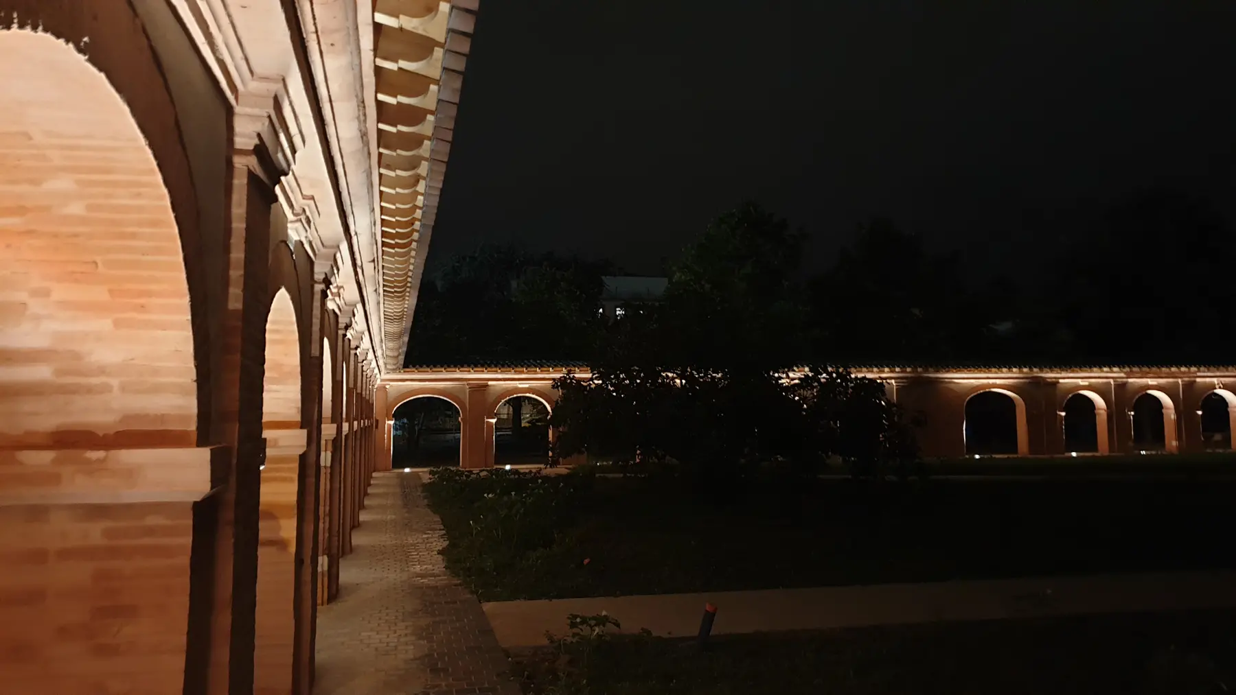 cloitre des chartreux de l'université de toulouse éclairé de nuit