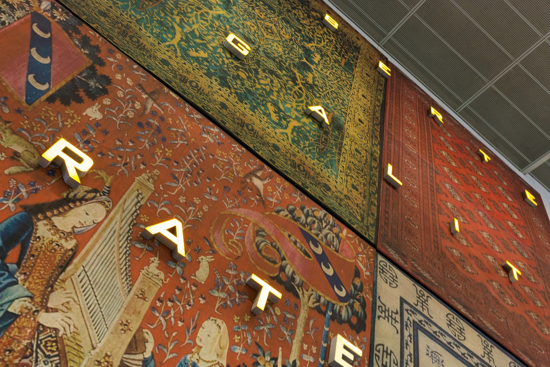 Dans chacune des stations de la ligne A et de la ligne B du métro est installée une œuvre pérenne.