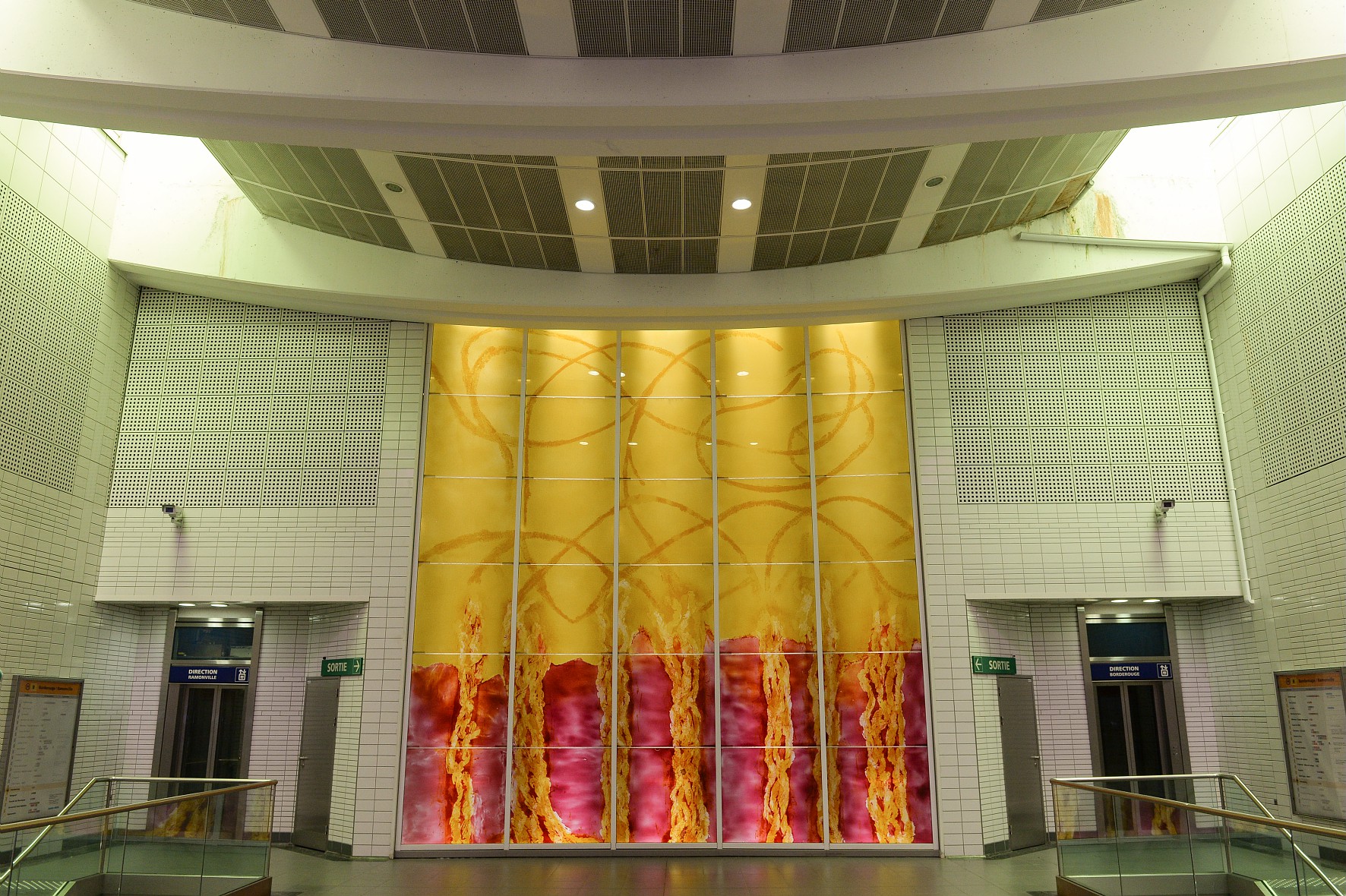 oeuvre d'art à la station Saouzelong du métro de toulouse Chaque station de métro a été conçue par un cabinet d’architecture différent.