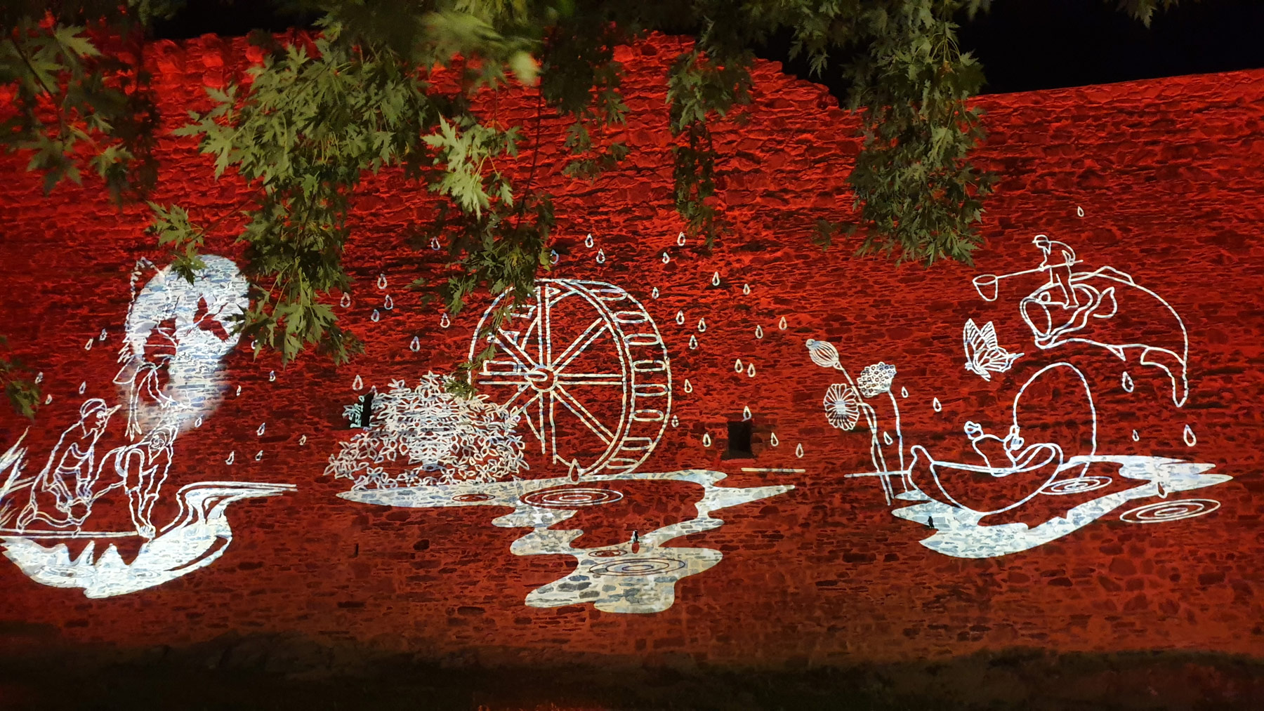 projection d'images sur muraille de chateau