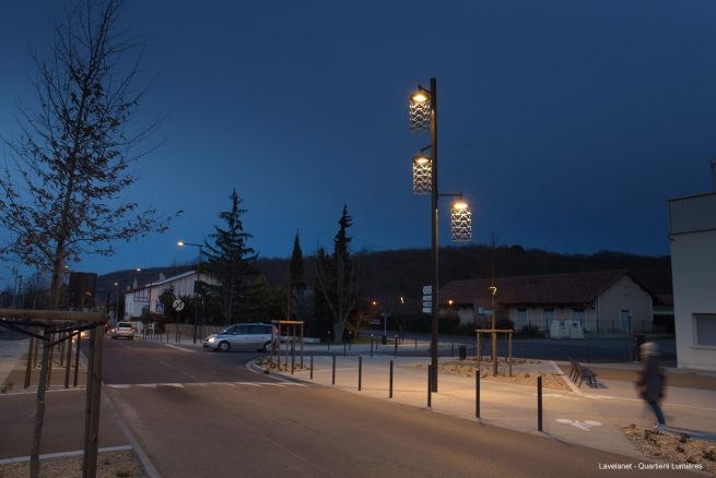 mât d'éclairage public avec trois lanternes sur mesure avec découpage