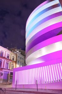 Effet lumière aurores boréales polaires sur un bâtiment