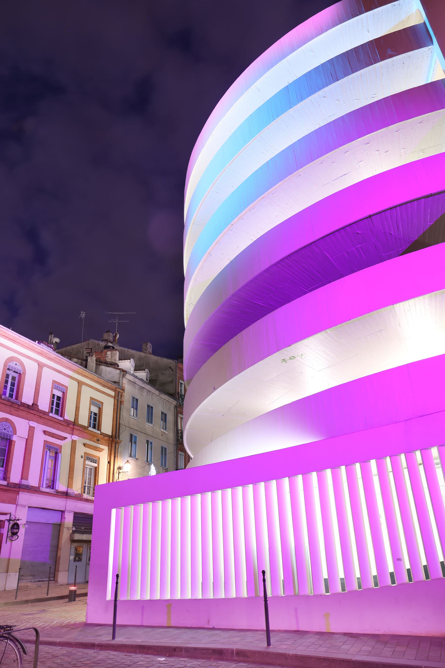 Effet lumière aurores boréales polaires sur un bâtiment