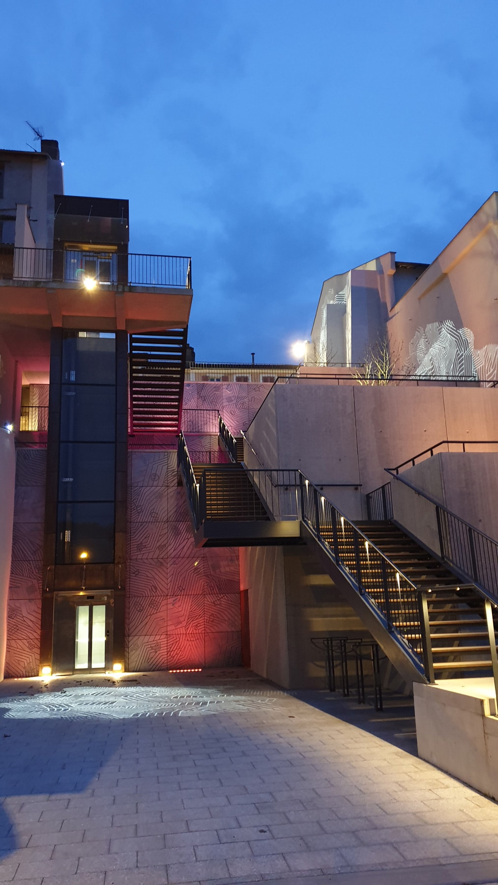 ascenseur et escaliers mis en lumière