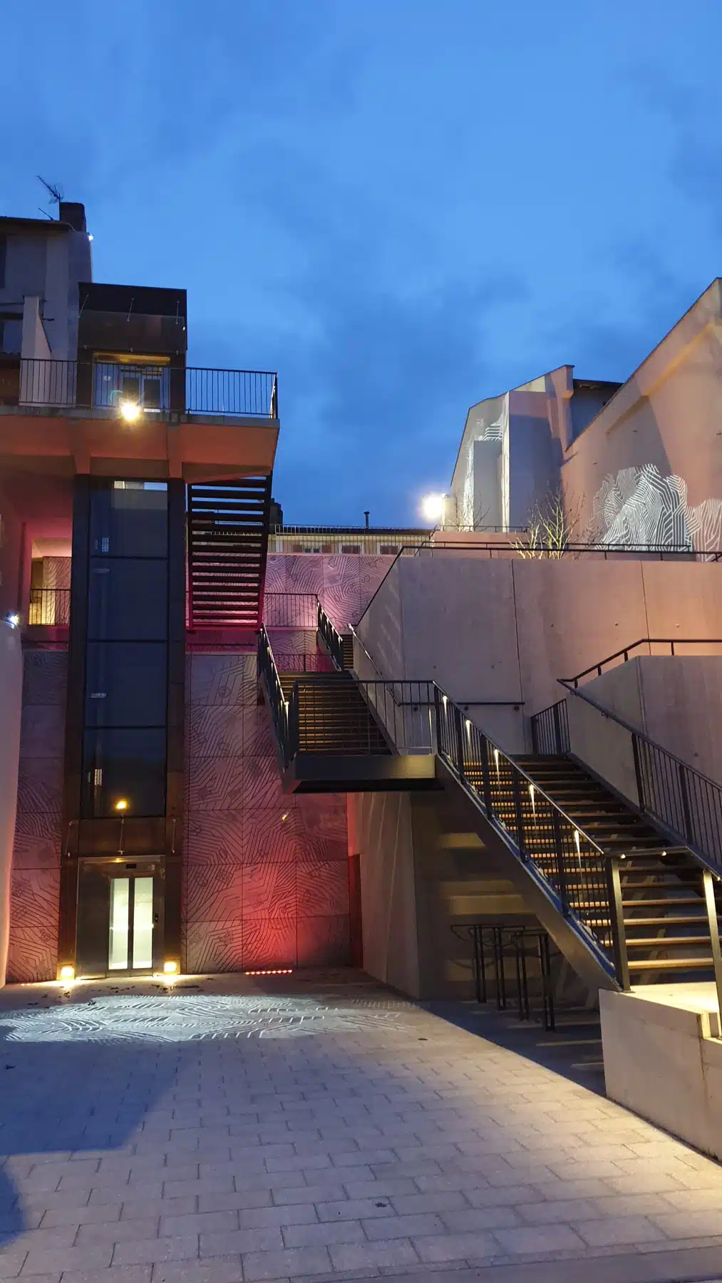 ascenseur et escaliers mis en lumière