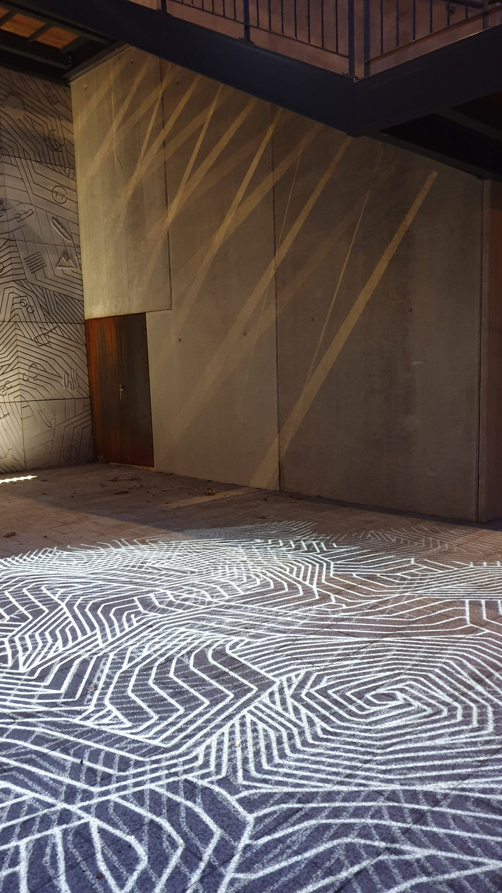 projection d'image au sol avec effet lame de lumière par des escaliers