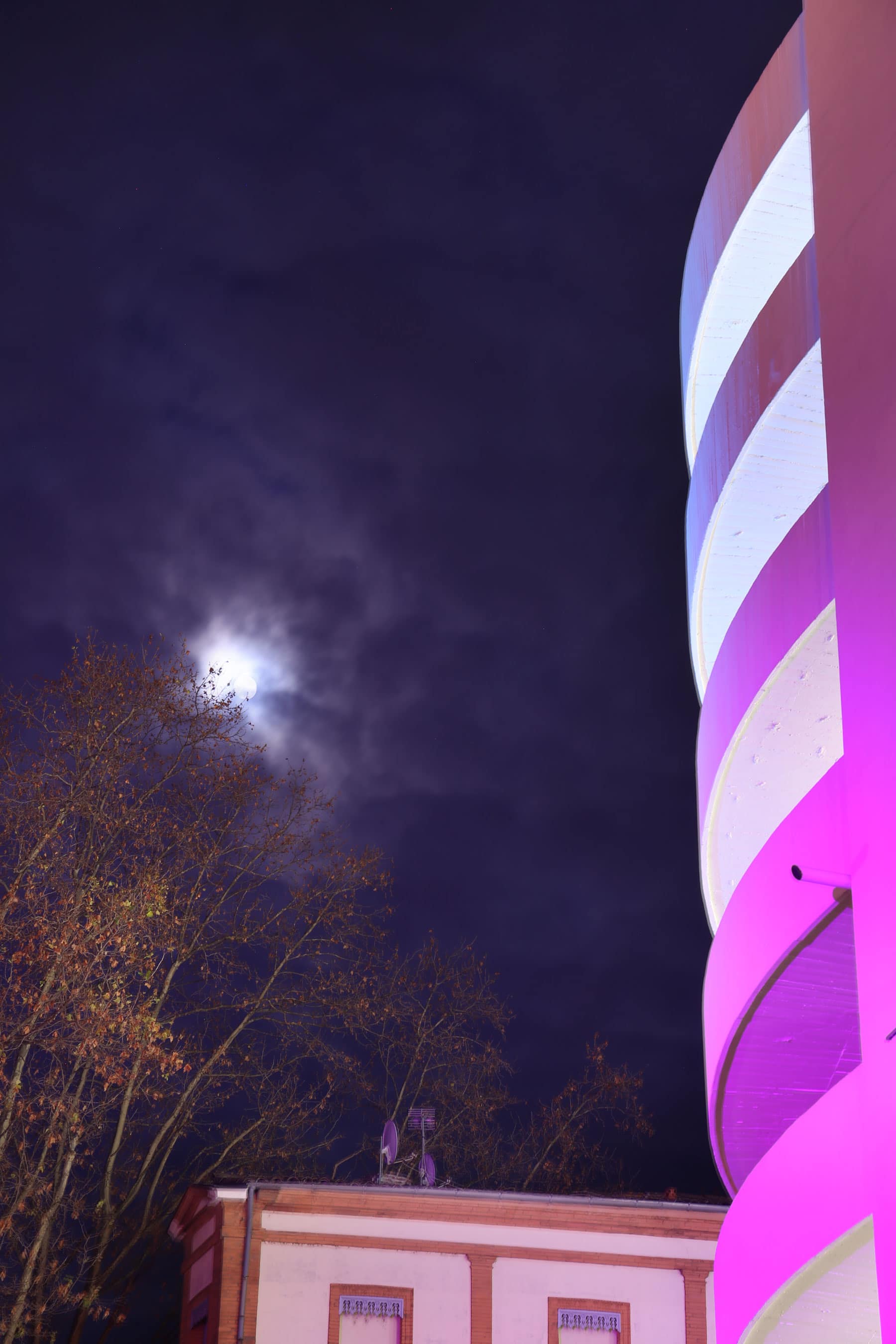 lune avec batiment éclairé pour Noel