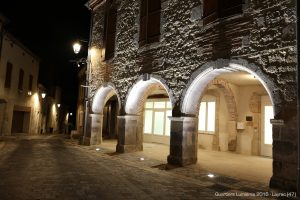 Les arcades de la place, la façade de l’Hôtel de ville ainsi que la tour Rue des Ecoliers seront mis en valeur par des lumières statiques ou dynamiques contrôlables en niveaux et en teintes.