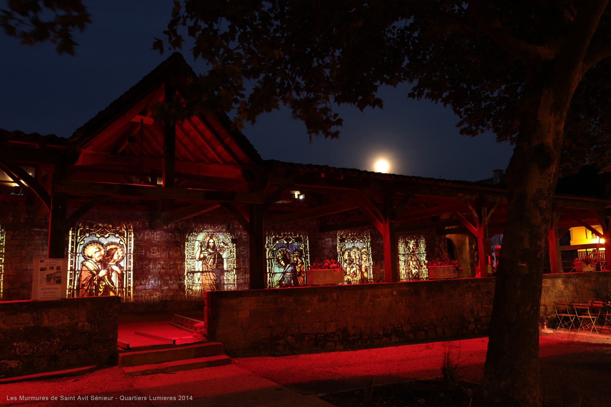 eclairage rouge avec projection d'images dans un cloitre