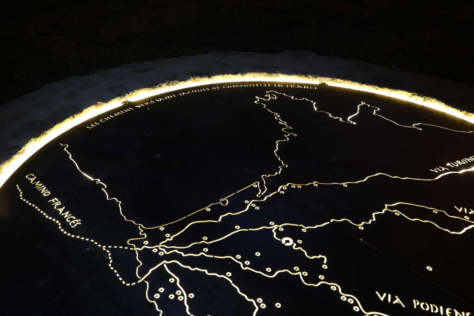 carte des chemins de saint jacques de compostelle en lumière sur découpe métal rétroéclairée